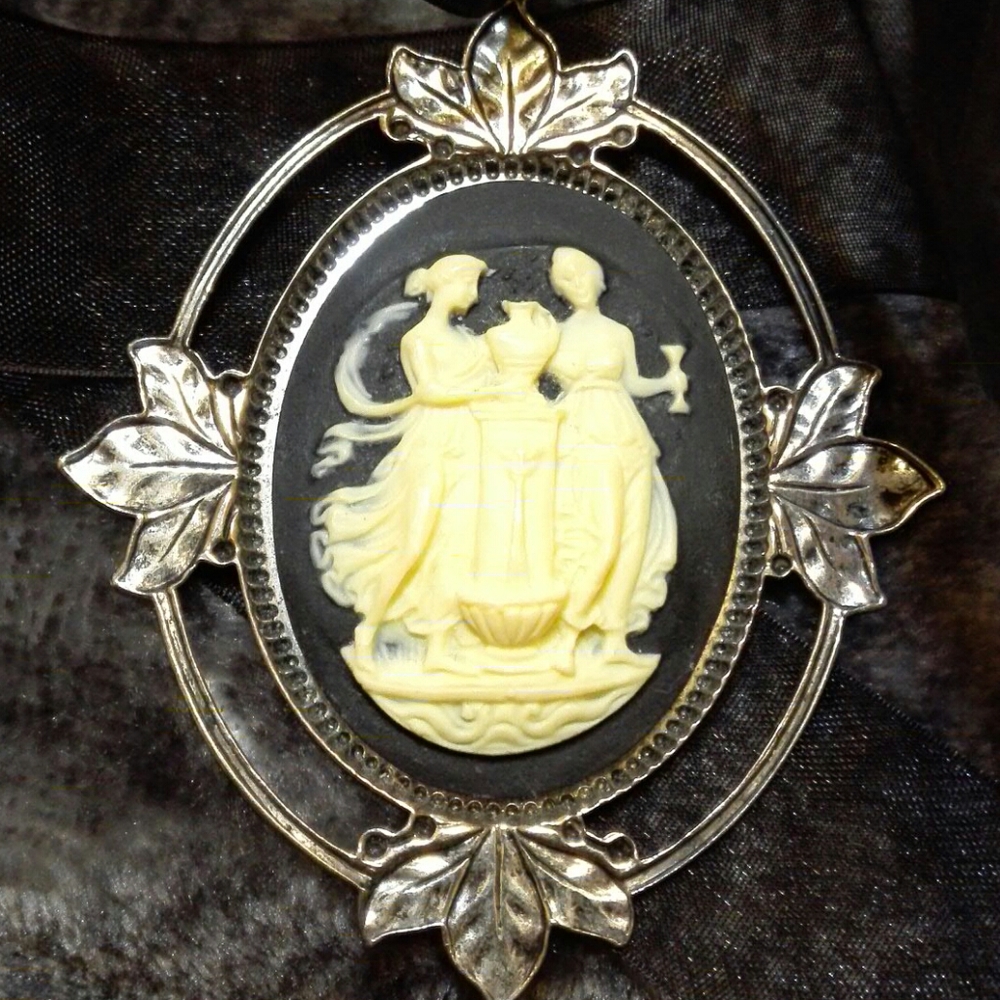 Unique friendship cameo necklace